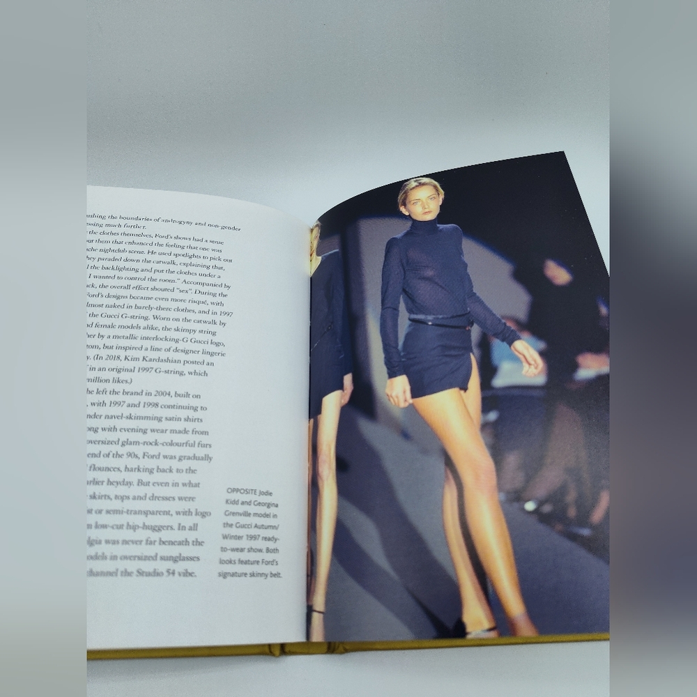 Little Book of Gucci by Karen Homer Fashion History Coffee Table Book NWT - Picture 2 of 2